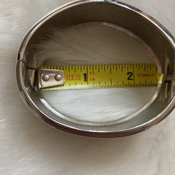 Sparkly hinged bangle - Picture 3 of 3